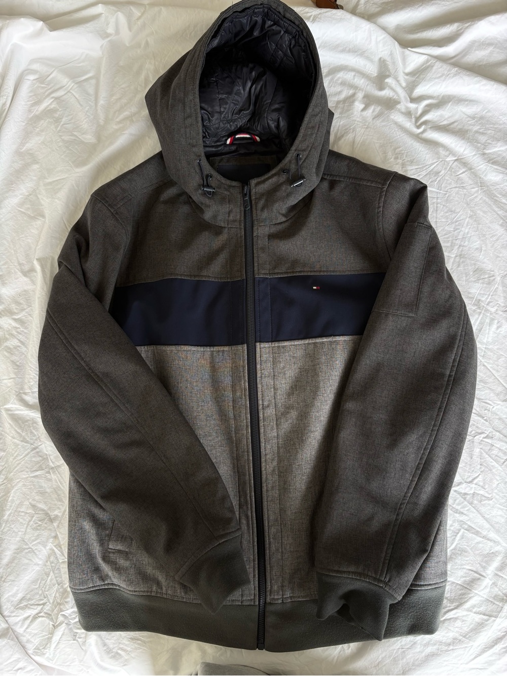 Tommy Hilfiger Men’s Softshell Hooded Bomber Jacket with Bib Colorblock Size XL